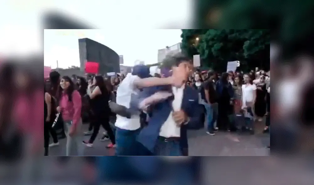 Juan Manuel Jiménez fue agredido mientras cubría una marcha contra la violencia de género. Foto: Captura