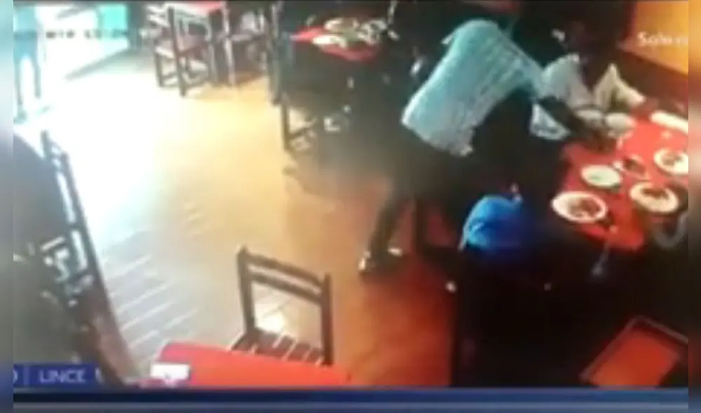 Las cámaras de seguridad del local registraron el momento del asalto. Foto: captura de Canal N