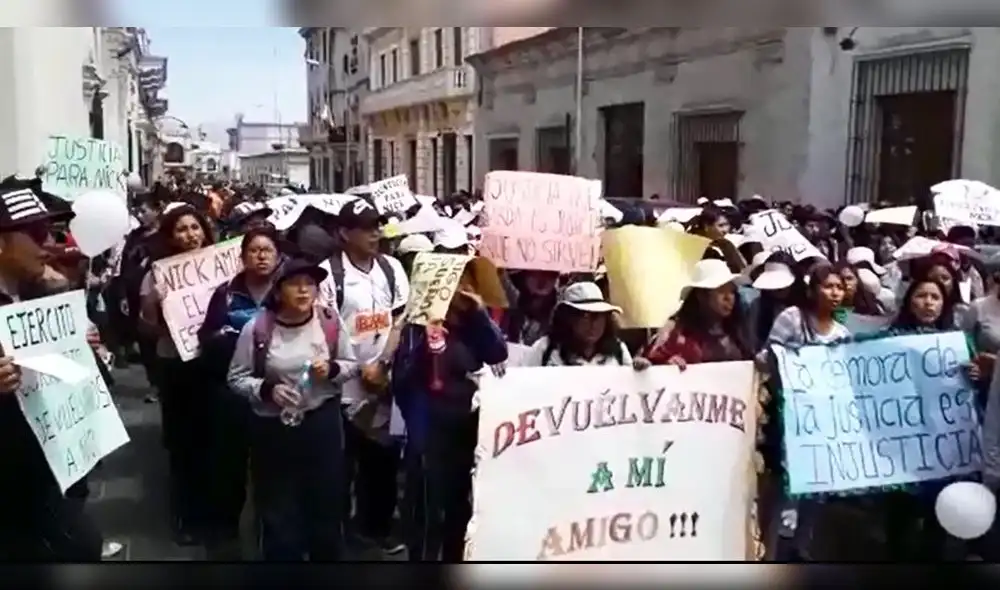 Arequipeños protestan por soldado presuntamente abusado en cuartel [VIDEOS]
