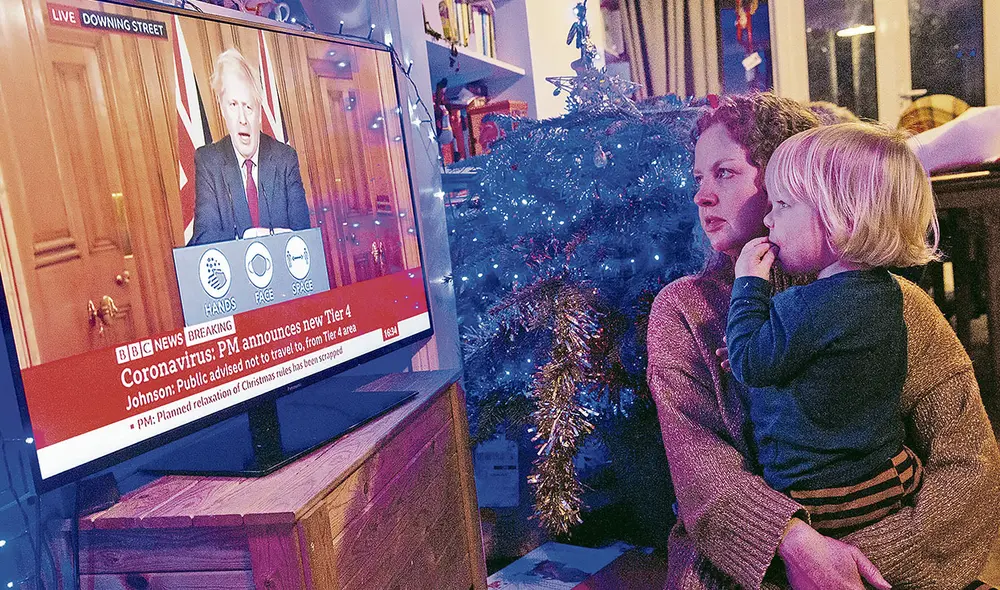 Anuncio. Boris Johnson comunicó medidas para combatir esta nueva cepa del virus a pocos días de la Navidad. Variante del Covid-19 es más agresiva. Foto: EFE