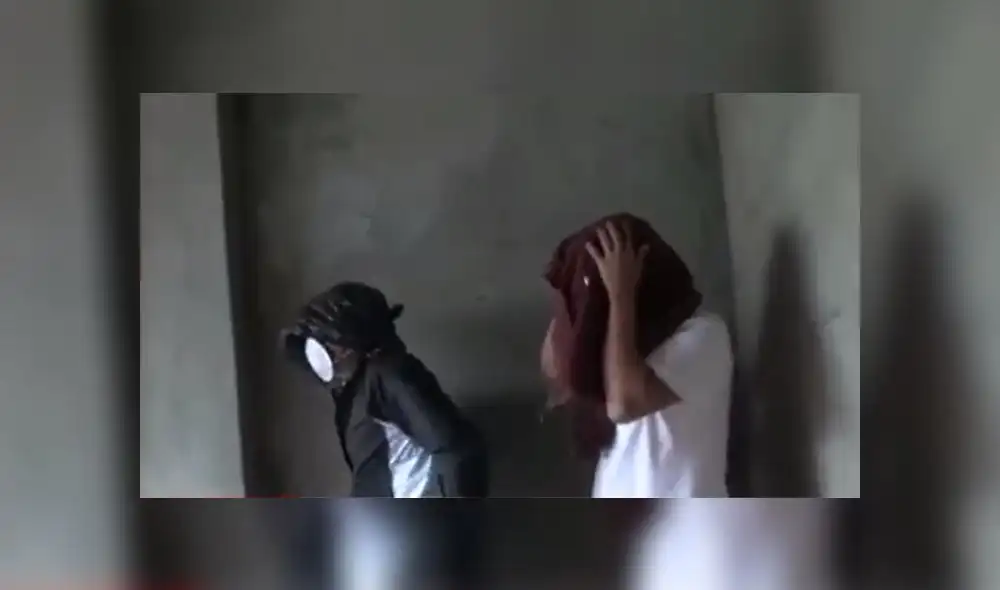 Hombres encontrados en hotel ocultaron sus rostros para no ser grabados por fiscalizadores. (Foto: Captura de video / América Noticias) Hombres encontrados en hotel ocultaron sus rostros para no ser grabados por fiscalizadores. (Foto: Captura de video / América Noticias)