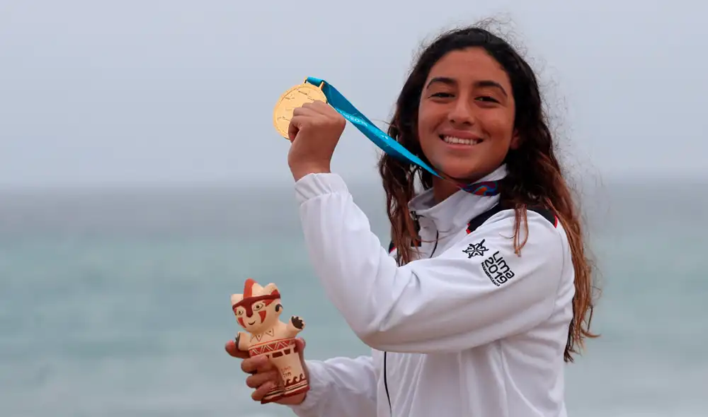 Daniella Rosas con la medalla de oro lograda en surf open en Lima 2019. Foto: EFE.