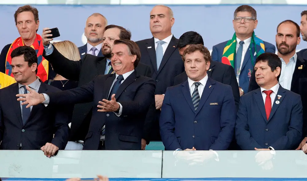 Jair Bolsonaro y Alejandro Domínguez se felicitaron tras el primer gol de Brasil vs. Perú. | Foto: EFE