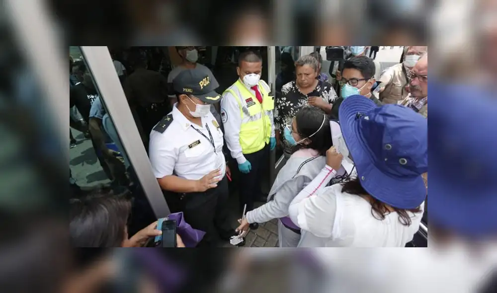 Mientras que algunos pudieron alcanzar boletos para volar antes del cierre de fronteras, otros buscan opciones para alojarse los próximos 15 días. (Foto: Antonio Melgarejo / La República) Mientras que algunos pudieron alcanzar boletos para volar antes del cierre de fronteras, otros buscan opciones para alojarse los próximos 15 días. (Foto: Antonio Melgarejo / La República)