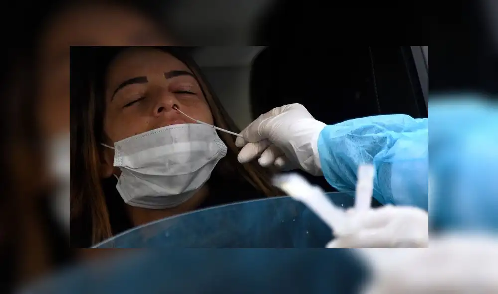 Paciente haciéndose una prueba de COVID-19. Foto: AFP. Paciente haciéndose una prueba de COVID-19. Foto: AFP.