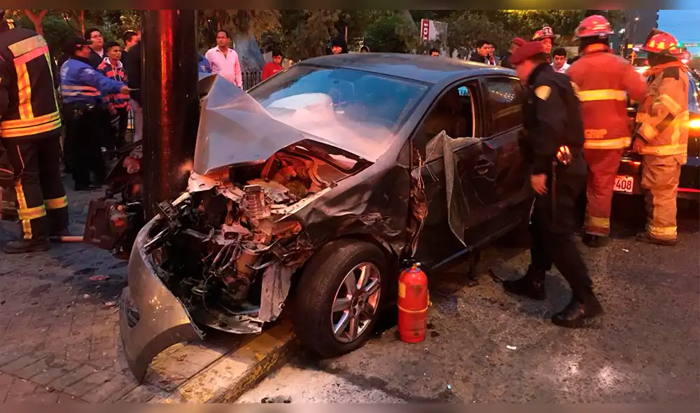 Miraflores: mujer atropella a joven, choca contra dos autos y tumba poste de luz [VIDEO]