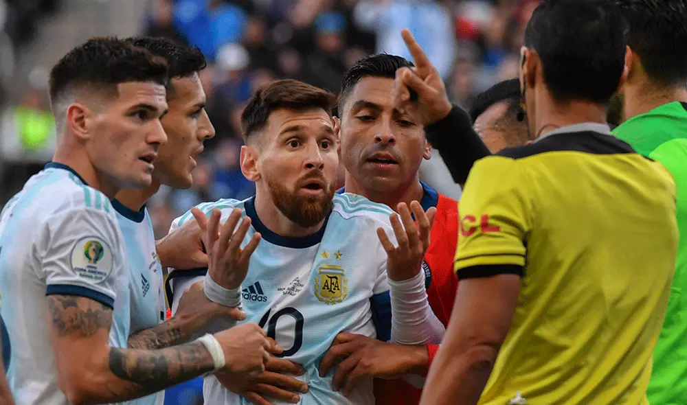 Messi fue expulsado por segunda vez en su carrera tras altercado con Medel en el Argentina vs. Chile. | Foto: AFP Messi fue expulsado por segunda vez en su carrera tras altercado con Medel en el Argentina vs. Chile. | Foto: AFP