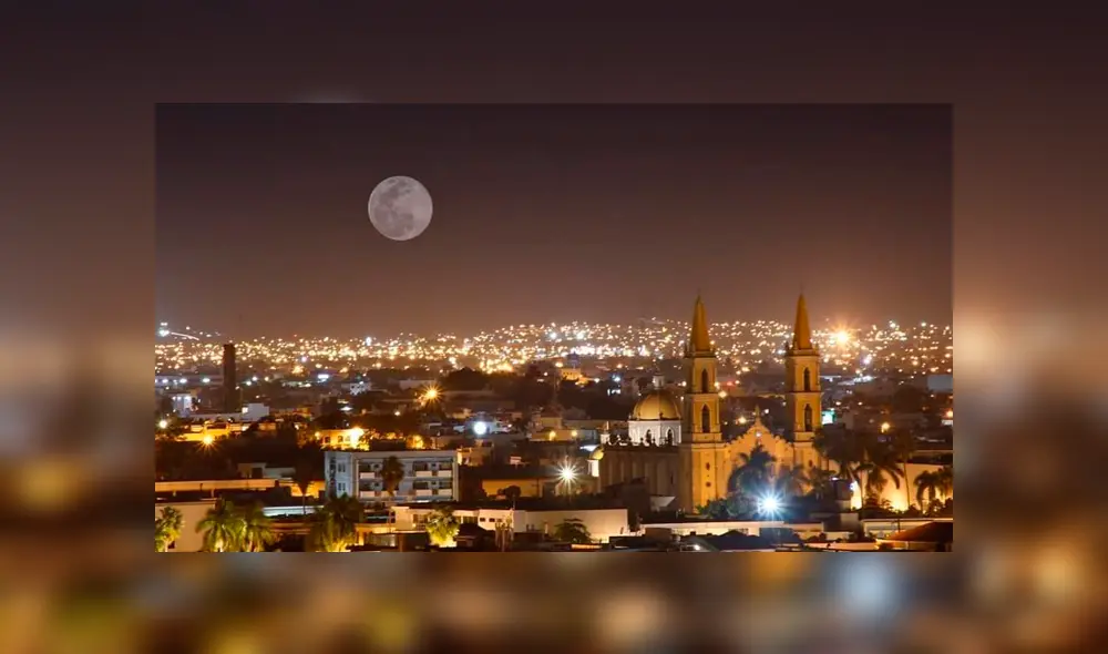 La luna rosada en el cielo de Mazatlán, Sinaloa. Foto: Mazatlán