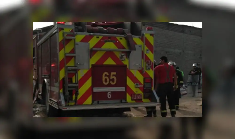 Incendio se produjo muy cerca al peaje de Puente Piedra, a la altura del kilómetro 25 de la Panamerica Norte. (Fotos: Jéssica Merino / La República)