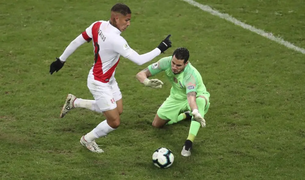 El delantero eludió hábilmente al golero chileno para sellar la goleada de la selección peruana. Foto: AFP.