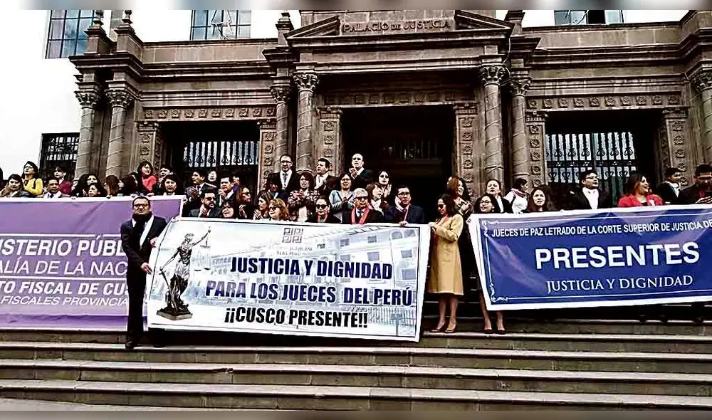 PLANTÓN. Jueces y fiscales hicieron plantón en sus sedes. PLANTÓN. Jueces y fiscales hicieron plantón en sus sedes.