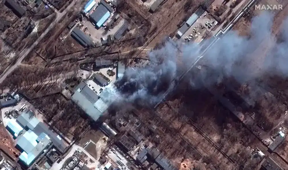 “Lamentablemente, perdimos más héroes: 35 personas murieron como resultado del bombardeo del centro de mantenimiento de la paz y seguridad”, anunció en su cuenta de Telegram el responsable de la administración estatal en la ciudad de Leópolis. Foto: Folleto de Maxar Technologies / referencial “Lamentablemente, perdimos más héroes: 35 personas murieron como resultado del bombardeo del centro de mantenimiento de la paz y seguridad”, anunció en su cuenta de Telegram el responsable de la administración estatal en la ciudad de Leópolis. Foto: Folleto de Maxar Technologies / referencial