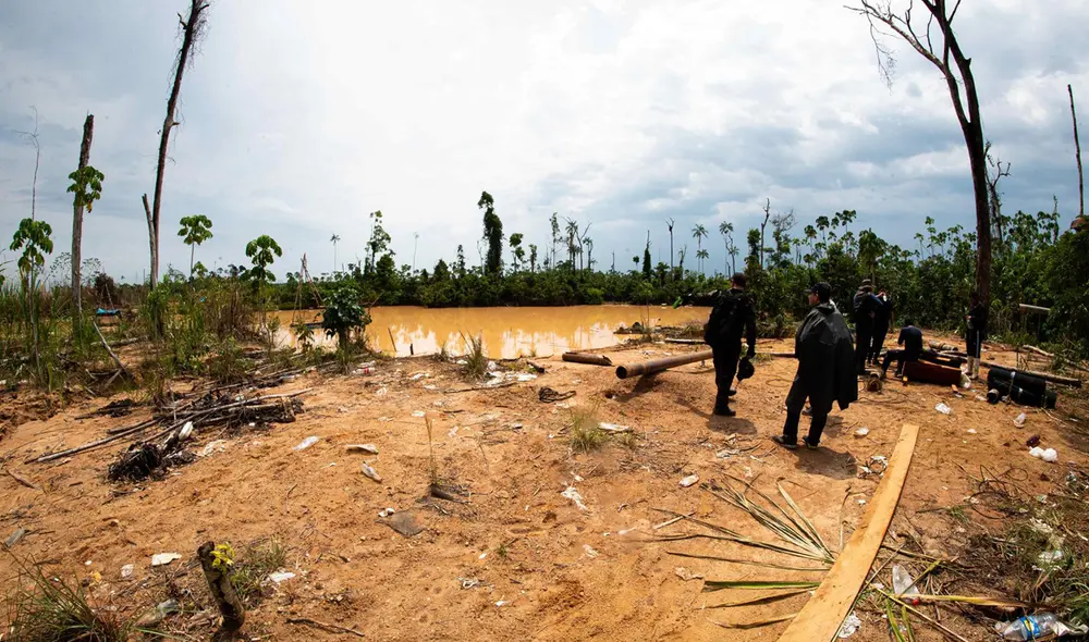 Efectivos policiales realizan un operativo para erradicar la minería ilegal en La Pampa. Foto: Paolo Peña/Efe Efectivos policiales realizan un operativo para erradicar la minería ilegal en La Pampa. Foto: Paolo Peña/Efe