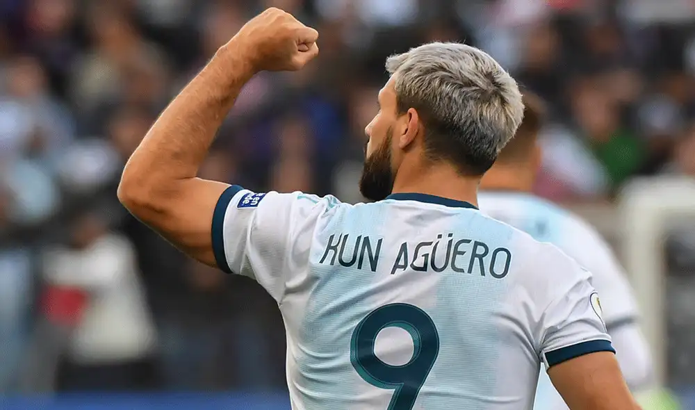 Sergio Agüero aprovechó un gran pase de Messi para anotar el 1-0 en el Argentina vs. Chile. | Foto: AFP