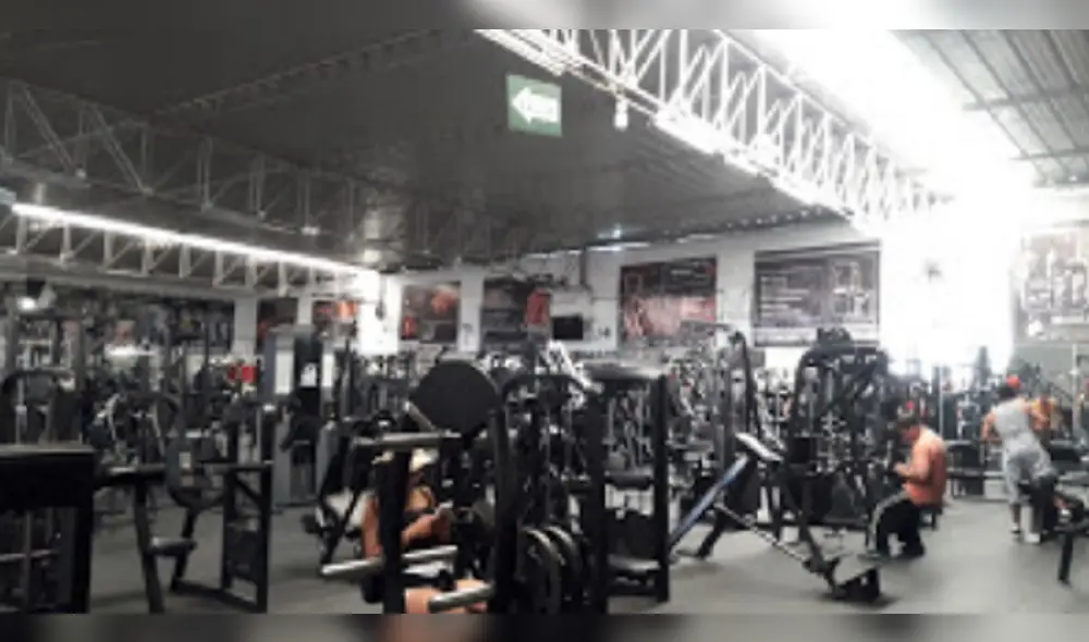 Policía de Arequipa detiene a personas que entrenaban en gimnasio Strong pese a cuarentena. Policía de Arequipa detiene a personas que entrenaban en gimnasio Strong pese a cuarentena.