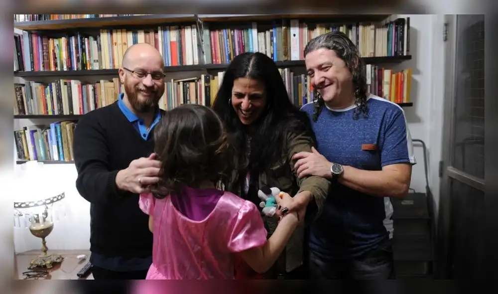 Poliamor: Conoce la historia de una familia conformada por dos hombres y una mujer