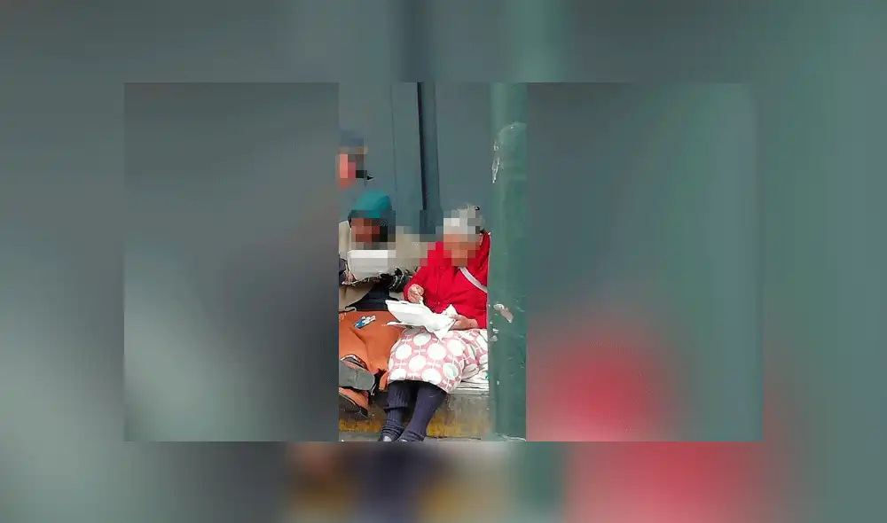 Policía conmueve por entregar comida a humilde anciana que vive en la calle