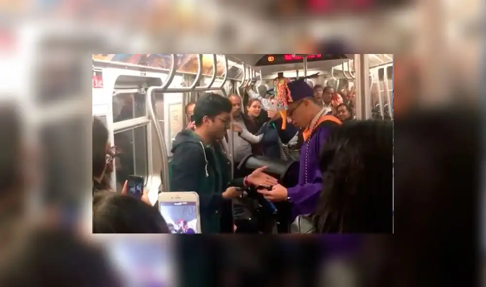 En Facebook, pasajeros simulación celebración a joven que perdió su graduación por haberse retrasado en un tren En Facebook, pasajeros simulación celebración a joven que perdió su graduación por haberse retrasado en un tren