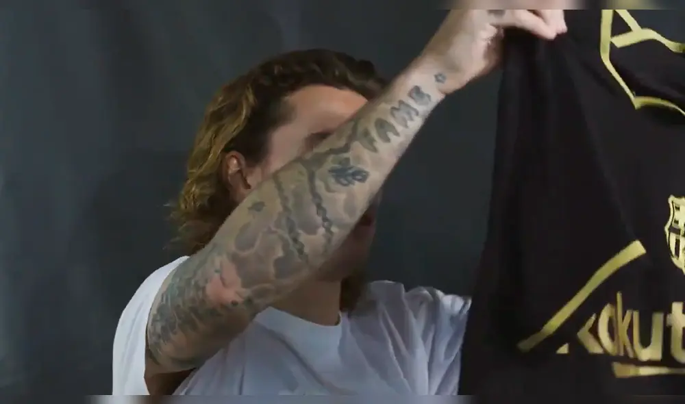 Barcelona presentó su camiseta alterna: prevalece el color negro con aplicaciones doradas.