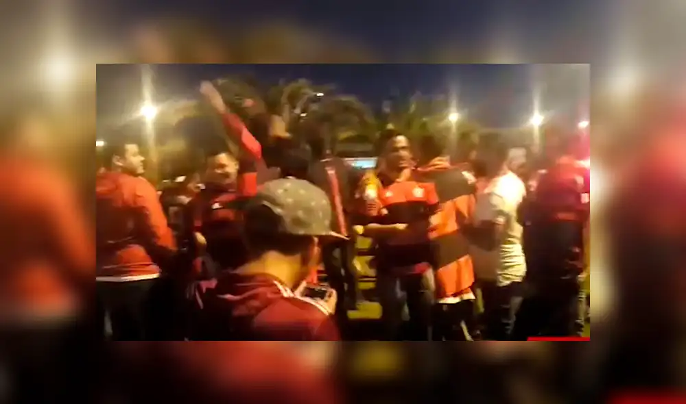 Hinchas de Flamengo arengaron a su salida del Monumental. Foto: Captura Hinchas de Flamengo arengaron a su salida del Monumental. Foto: Captura