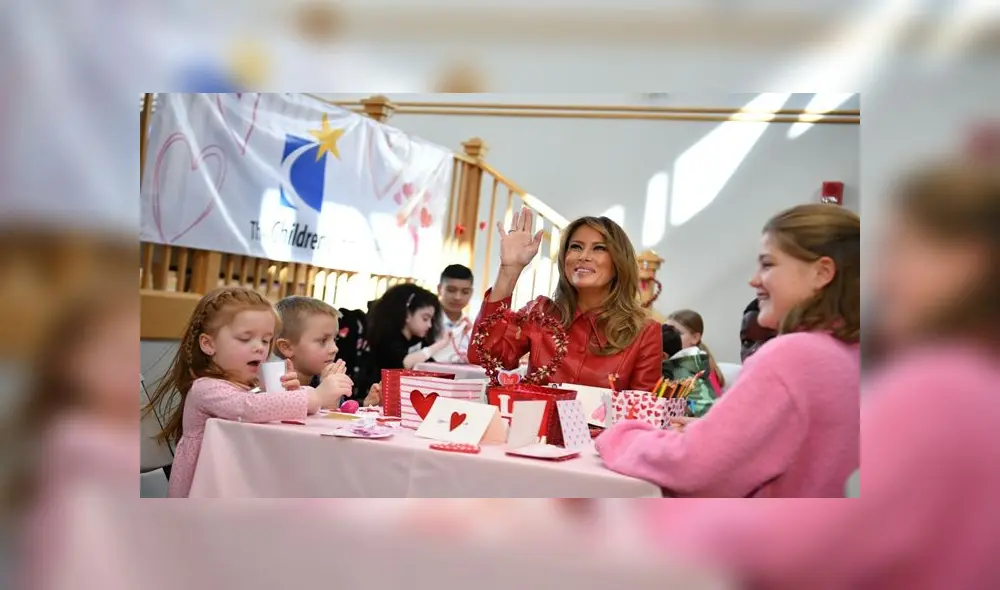 La primera dama también intercambió tarjetas de San Valentín con los niños que estaban emocionados de conocerla.