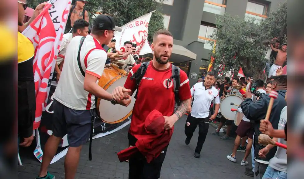 Alianza Lima vs Universitario: hinchas de la 'U' realizaron un banderazo