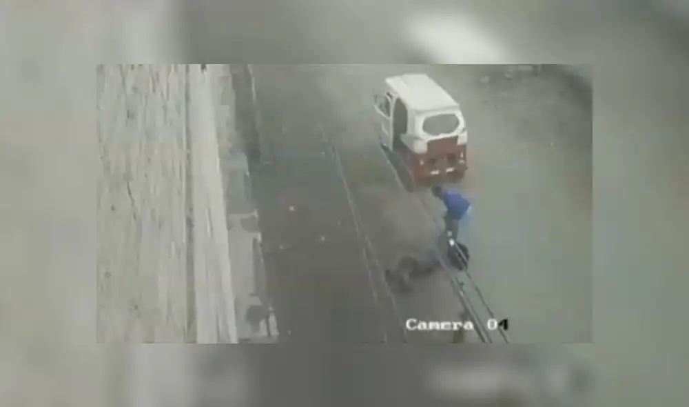 Hampones utilizaron una mototaxi para interceptar a la víctima y luego huir. (Foto: Captura de video / Latina Noticias)