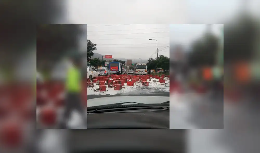 En Facebook, un conductor sufrió un accidente y provocó que las cajas de cerveza caigan a la pista.