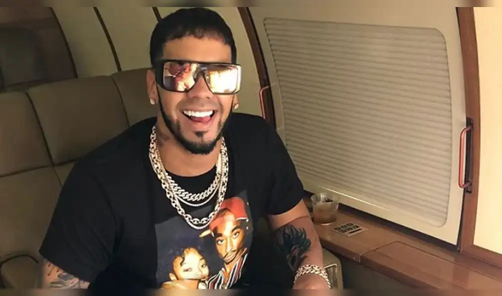 Anuel AA ostenta 4 relojes y es criticado por usuarios de las redes