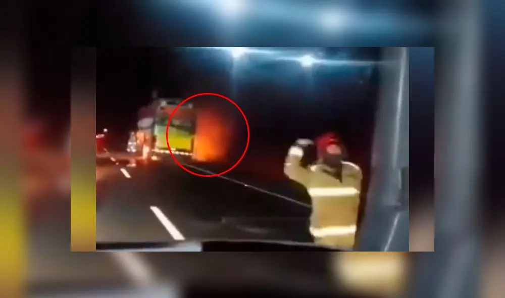Registran incendio en bus que se dirigía a Huaraz. Créditos: Captura.