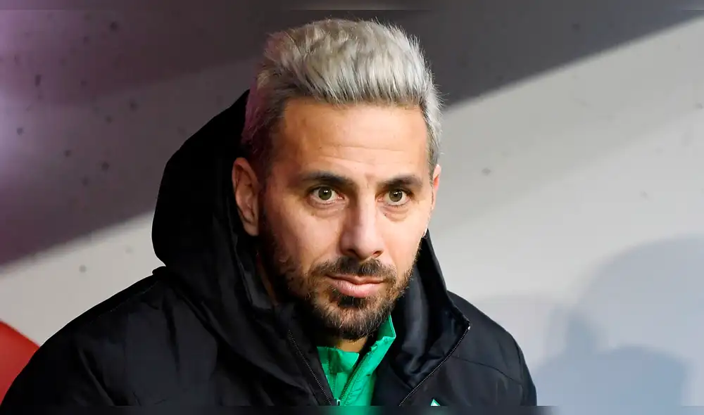 Claudio Pizarro: directivo del Werder Bremen criticó la actitud del peruano al posar con una cerveza cuando el equipo pelea el descenso.