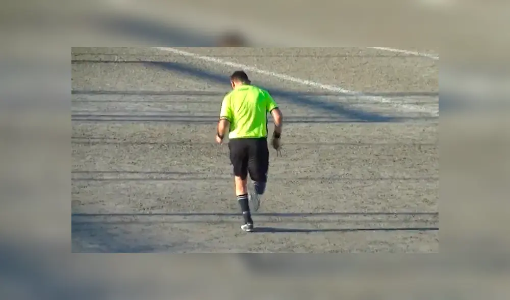 El árbitro Carlos Motto vivió un incómodo momento durante un partido de la Primera C de Argentina. La escena es viral en YouTube. El árbitro Carlos Motto vivió un incómodo momento durante un partido de la Primera C de Argentina. La escena es viral en YouTube.