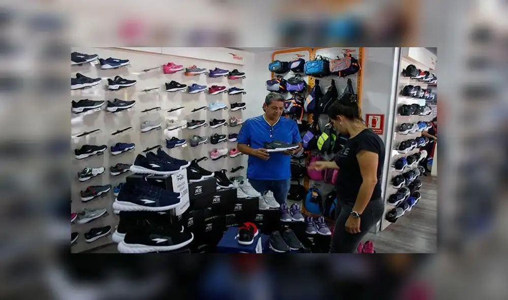Dos personas buscando zapatos en una tienda la semana pasada en la fronteriza ciudad de San Cristóbal. Foto: EFE