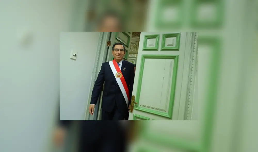 2019. "¡Al Perú lo llevamos en el pecho!": Martín Vizcarra rumbo al Congreso para anunciar el adelanto de elecciones generales.  Foto: Presidencia.