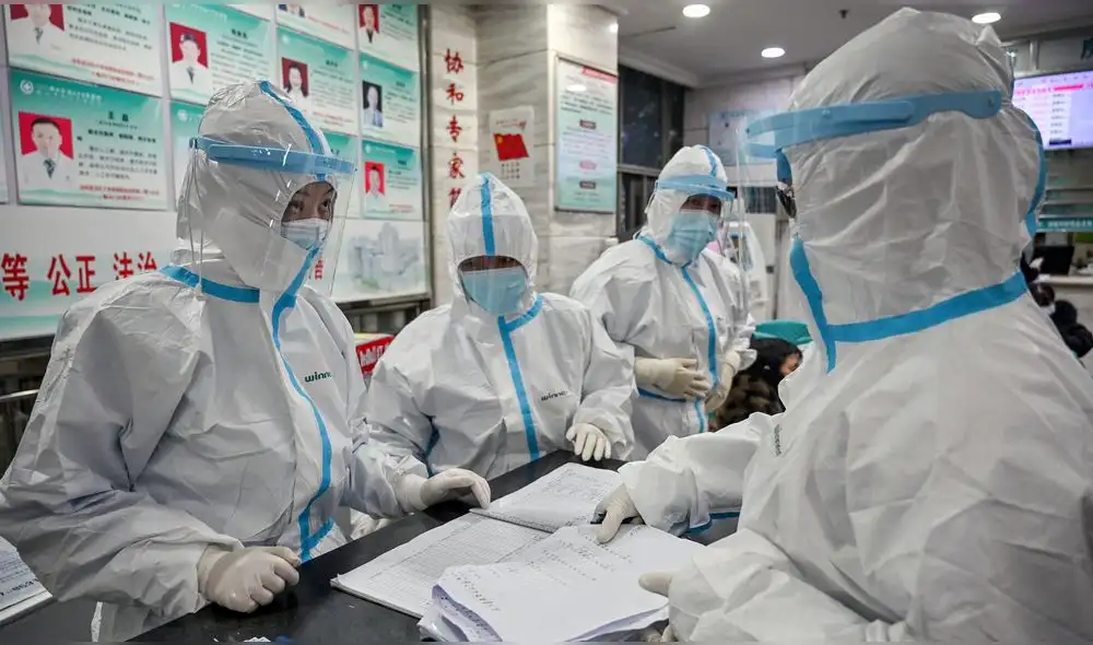 Personal médico en el Hospital de la Cruz Roja de Wuhan, China, en enero de 2020.