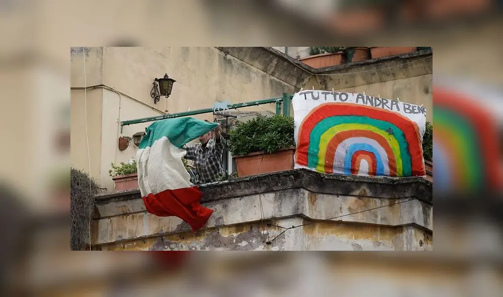 Aplauden desde los balcones de sus casas a médicos que combaten al coronavirus [VIDEO]