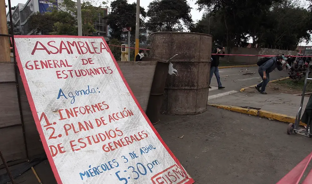 Alumnos de San Marcos formaron cadena humana para impedir el ingreso de los policías [FOTOS]