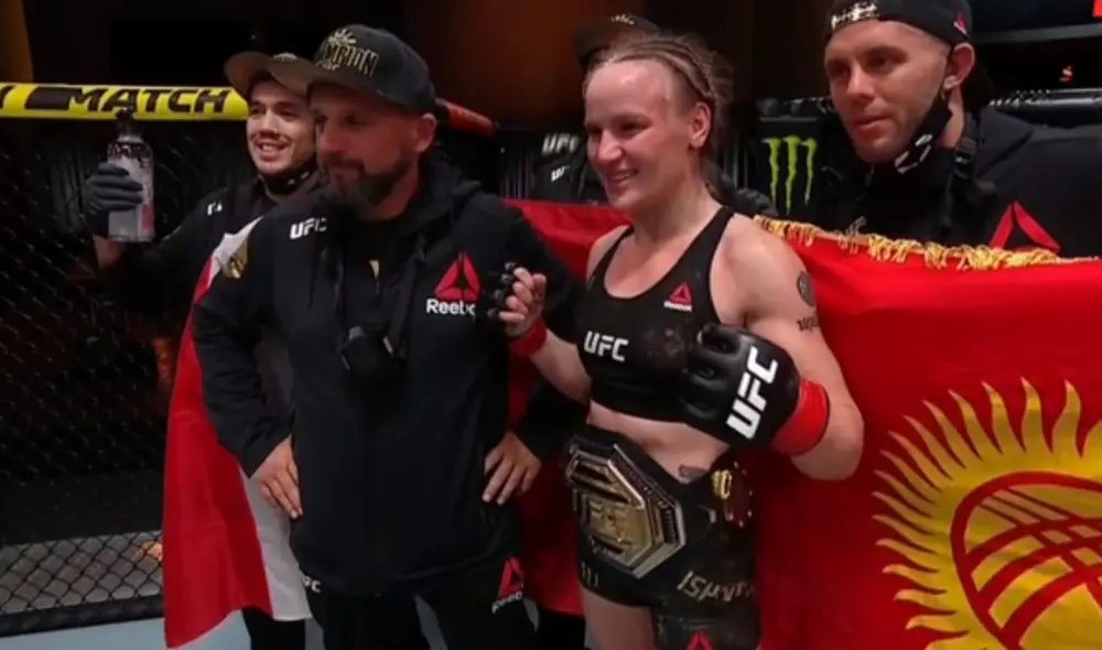 La campeona posa junto a su equipo con las banderas de Kirguistán y Perú. Foto: captura ESPN