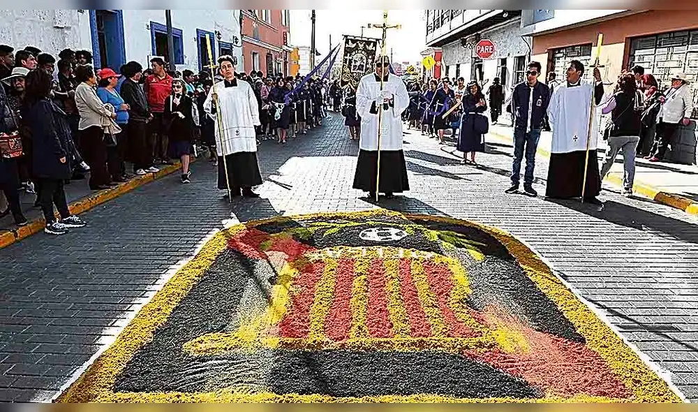 Procesión. El Señor de los Milagros pasó por el club Melgar.