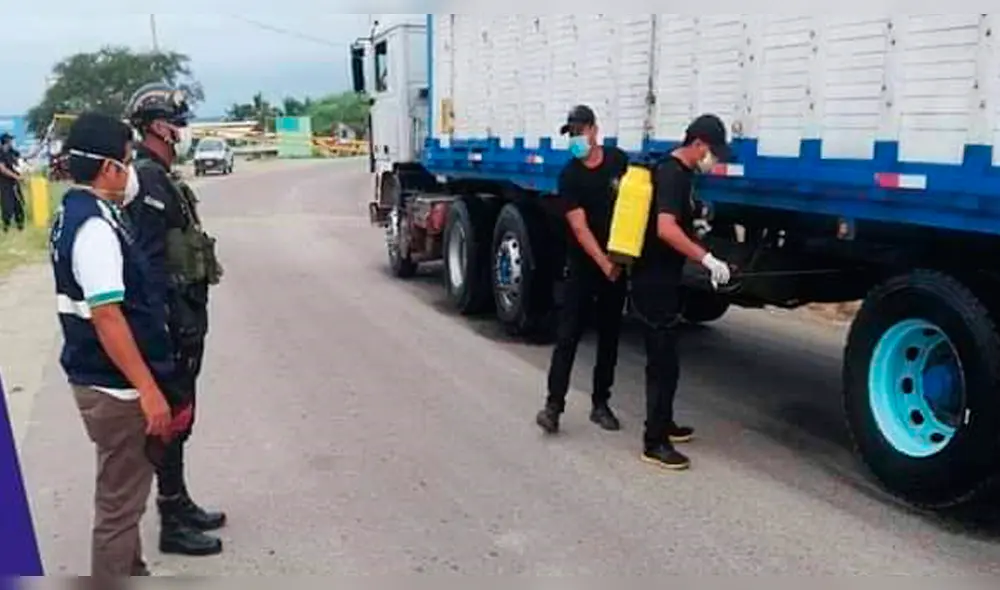 Desinfectan vehículos por temor al coronavirus.