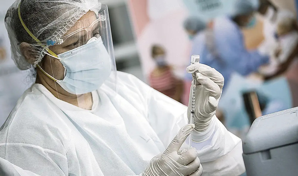 ¿La cura? Las primeras vacunas llegan este año y durante el primer trimestre del 2021. El personal de salud debe estar listo. Foto: Antonio Melgarejo/La República ¿La cura? Las primeras vacunas llegan este año y durante el primer trimestre del 2021. El personal de salud debe estar listo. Foto: Antonio Melgarejo/La República