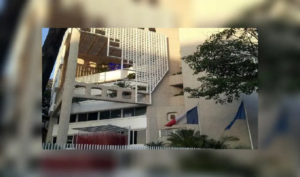 A mother holds his son next to Yangtze River in Wuhan, in China�s central Hubei province on May 12, 2020. - Wuhan plans to conduct coronavirus tests on the Chinese city's entire population after new cases emerged for the first time in weeks in the cradle of the global pandemic, state media reported on May 12. (Photo by Hector RETAMAL / AFP) A mother holds his son next to Yangtze River in Wuhan, in China�s central Hubei province on May 12, 2020. - Wuhan plans to conduct coronavirus tests on the Chinese city's entire population after new cases emerged for the first time in weeks in the cradle of the global pandemic, state media reported on May 12. (Photo by Hector RETAMAL / AFP)