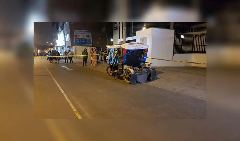Cadáver de hombre se quedó en la mototaxi hasta la llegada de fiscal y policías. (Foto: Grace Mora / La República)