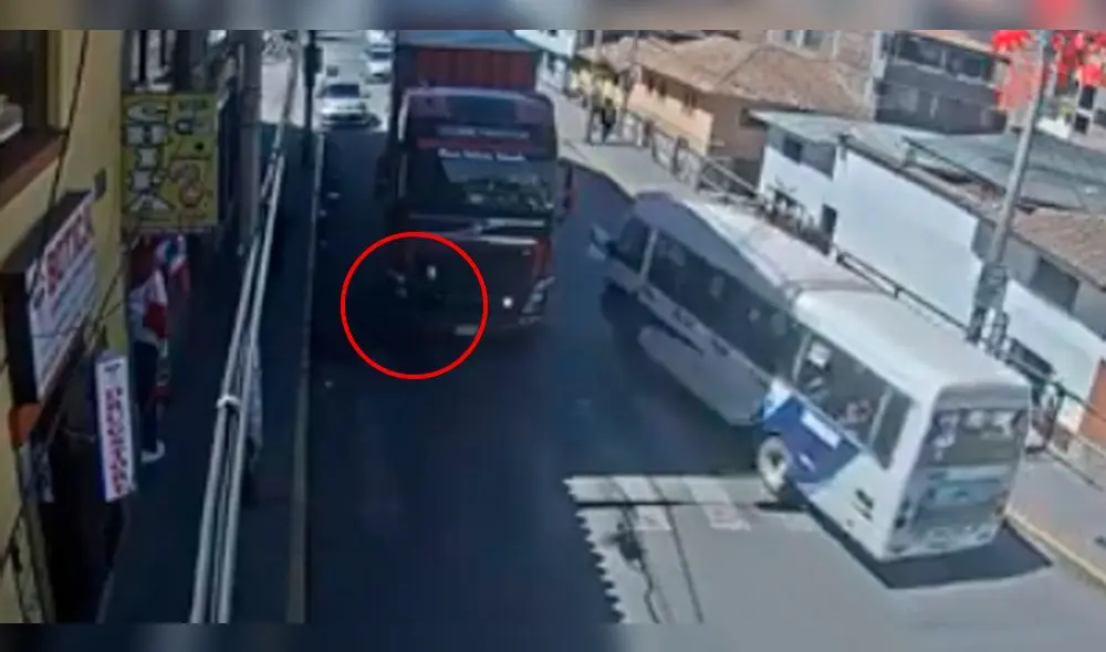 Peatón muere tras ser atropellado y arrastrado varios metros por tráiler en Cusco. Peatón muere tras ser atropellado y arrastrado varios metros por tráiler en Cusco.