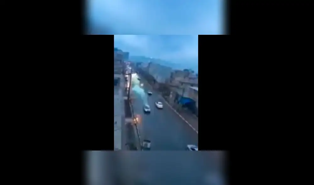 YouTube: momento exacto de la caída de un rayo sobre un automóvil YouTube: momento exacto de la caída de un rayo sobre un automóvil