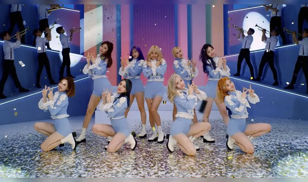 Desliza para ver más fotos de TWICE y su MV "Fanfare". Créditos: JYP Entertainment
