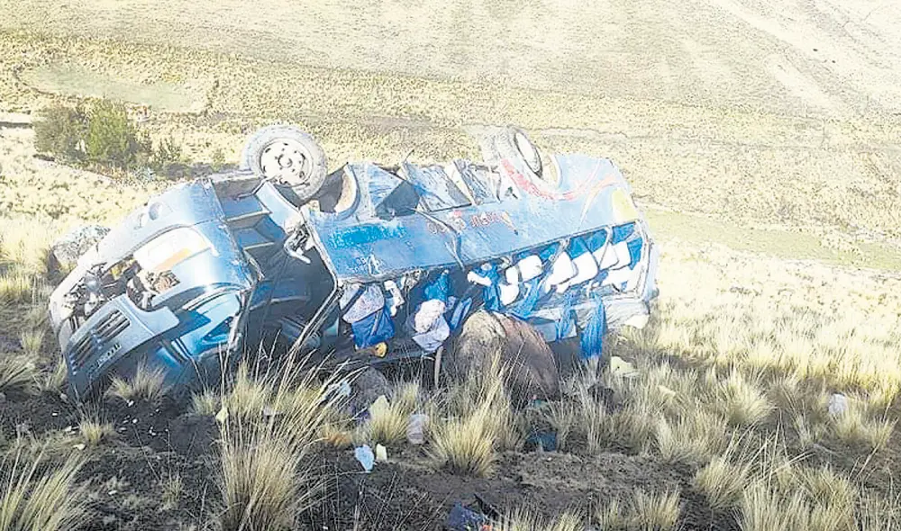 Investigan. La unidad que iba repleta de pasajeros, quedó varios metros fuera de la carretera. Foto: La República