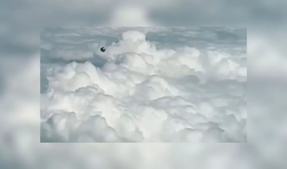 Desliza para descubrir el extraño objeto que un piloto encontró en uno de sus vuelos. Foto: Captura.