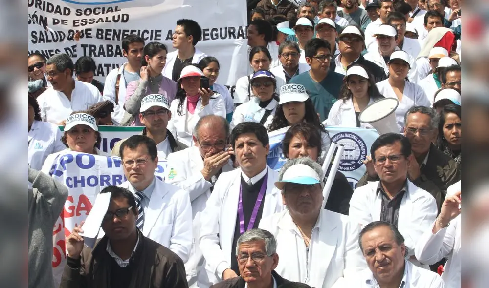 Huelga médica inicia con el abandono de todos los servicios