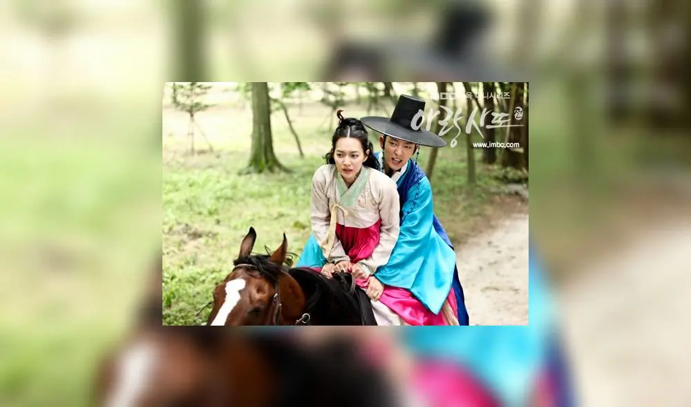 Lee Joon Gi junto a Shin Min Ah en Arang and the magistrate.